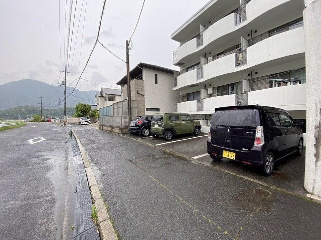 キングスコートの駐車場
