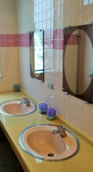 ハイランドビルの洗面所|ゆったりとスペースのある洗面所