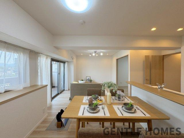 ロワールマンション福間の居間・リビング|温かみのある明るい木目の開放的なリビングです
家族や友人が集まり、楽しい会話が弾むスペースです
ぜひ現地で家具の配置などをイメージしてください