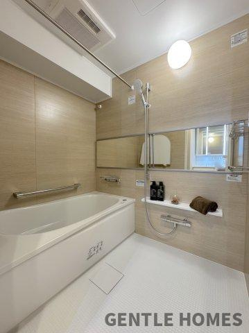 ロワールマンション福間の浴室|浴室乾燥機付きなので冬の入浴時に危険な
ヒートショックの予防ができます。
雨や花粉が気になる季節のお洗濯も安心♪
換気機能も高く、カビ防止にも役立ちます。