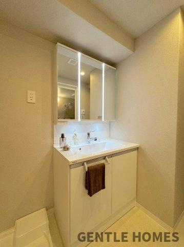 ロワールマンション福間の独立洗面台|コンパクトですが収納力のある洗面台
シャワー水栓でお掃除もラクラク