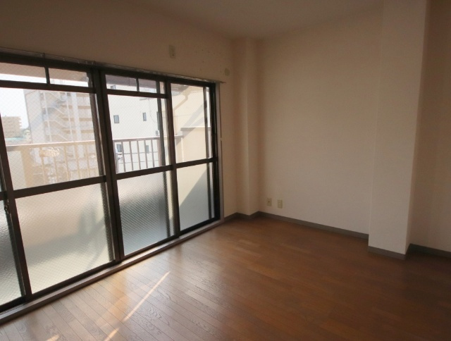 中川ビルの洋室