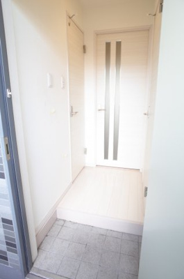 【玄関】 | Ｇｒａｚｉａ | 玄関と、お部屋の間にはドアで間仕切り。