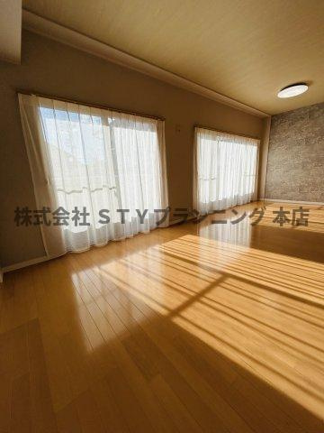 仲介手数料０円！MIKAZUKI GARDENの居間・リビング