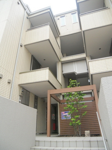 横浜市緑区竹山１丁目の賃貸マンションのエントランス