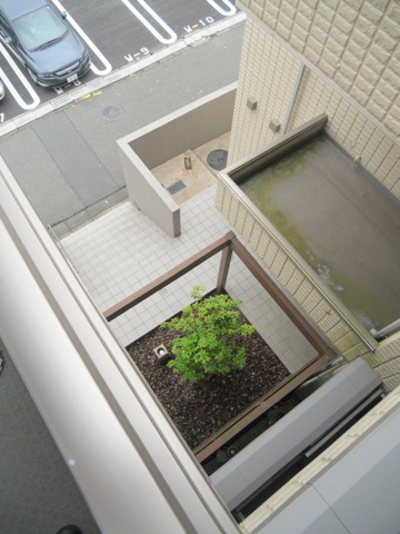 横浜市緑区竹山１丁目の賃貸マンションのエントランス