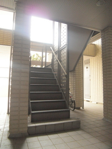 横浜市緑区竹山１丁目の賃貸マンションのエントランス