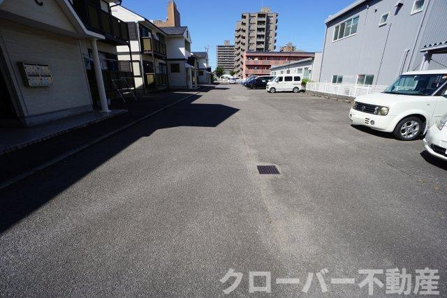 メープルシティCの駐車場