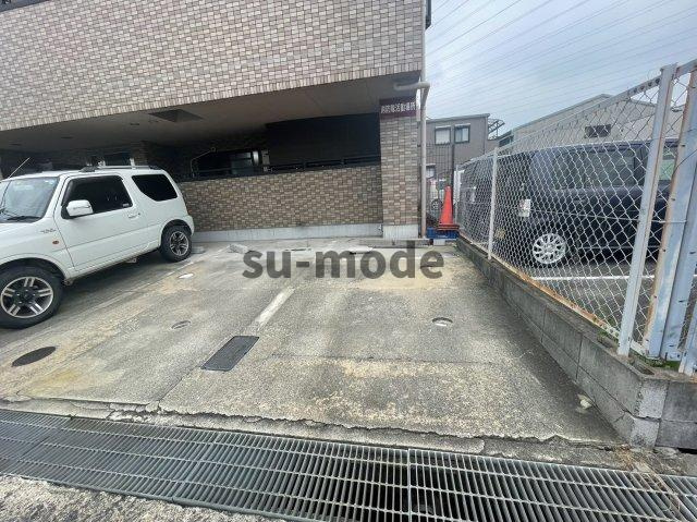 ラポール鳥飼の駐車場