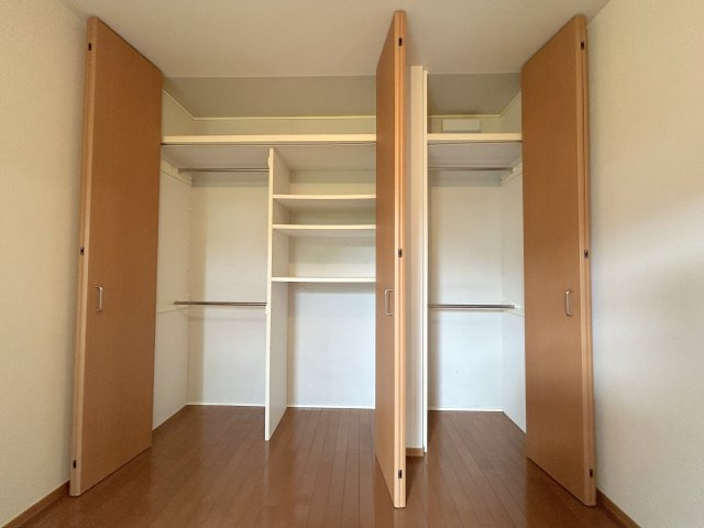 プルニエ学園町のその他|★防犯シャッター＆室内物干しフック★
