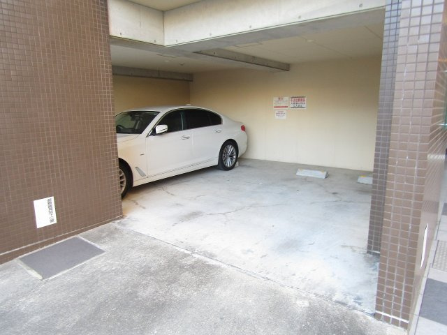 アンソレイユ茨木中津町の駐車場