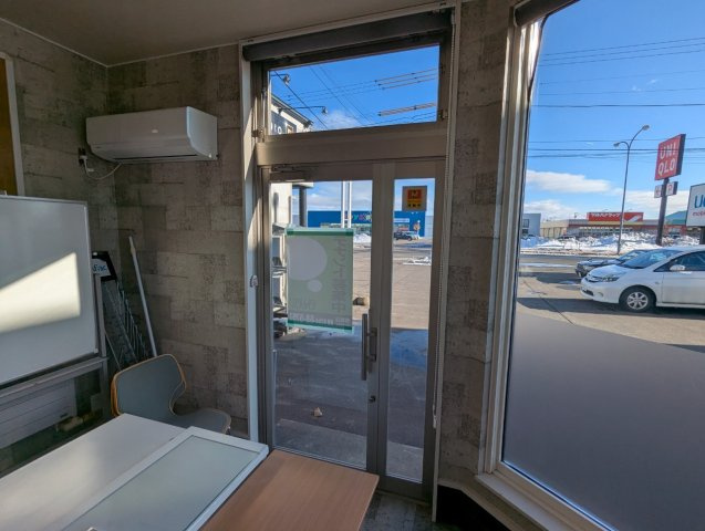 昭和中央4丁目貸店舗の玄関