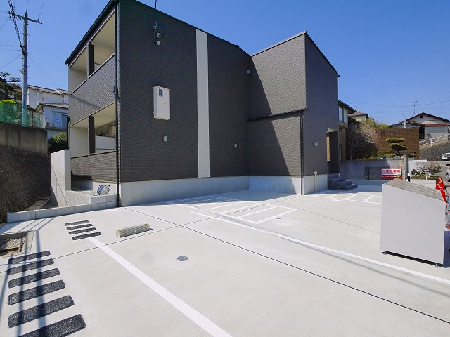 ジーメゾン富雄エヴァースの駐車場