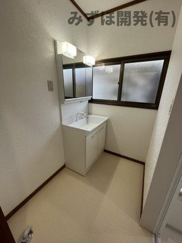 山形市江南4丁目4番26号（地番4-12）の独立洗面台|洗面脱衣室はコンパクトながら十分な広さを確保◎洗面化粧台も新品です。