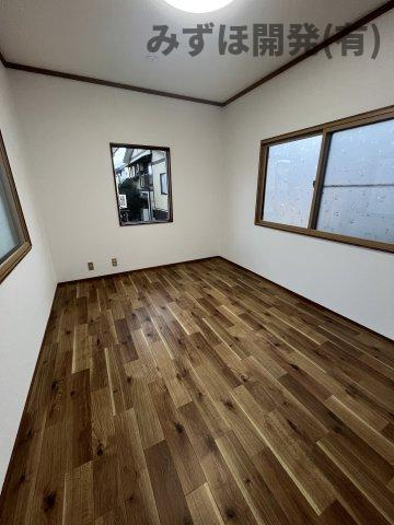 山形市江南4丁目4番26号（地番4-12）の洋室|中２階の洋室も床を補修済みです◎