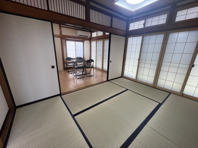 山形市江南4丁目4番26号（地番4-12）の和室|畳は表替え済で爽やかな空間に◎襖を外すと、12帖の和洋室としても使用できます！