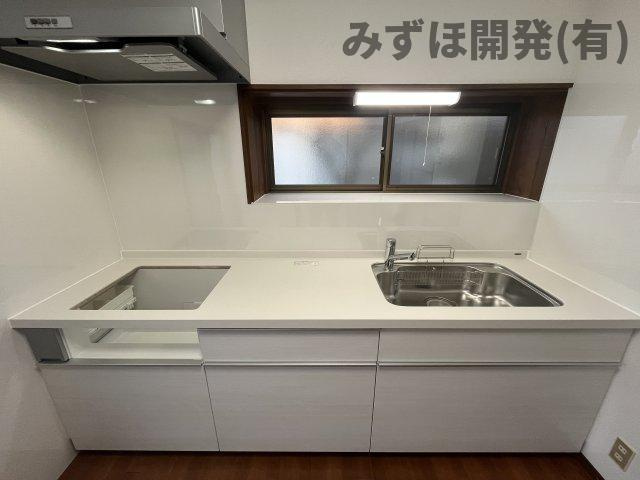 山形市江南4丁目4番26号（地番4-12）のキッチン|清潔感のある白を採用し、作業台も広くなりました。