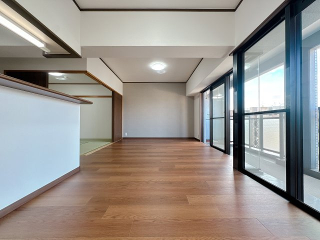 【居間・リビング】 | シティパル春日Ⅱ☆仲介手数料無料☆ | ゆっくり過ごしたり食事をしたり、日々の暮らしに彩りを添えてくれる、そんな楽しく豊かな空間になりそうです。