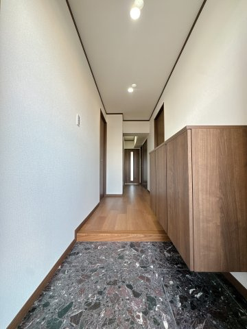 【玄関】 | シティパル春日Ⅱ☆仲介手数料無料☆ | 玄関は光沢のある床材で、汚れもとても落としやすい。こういうちょっとした気遣いが長く住むと効いてくるんです。
