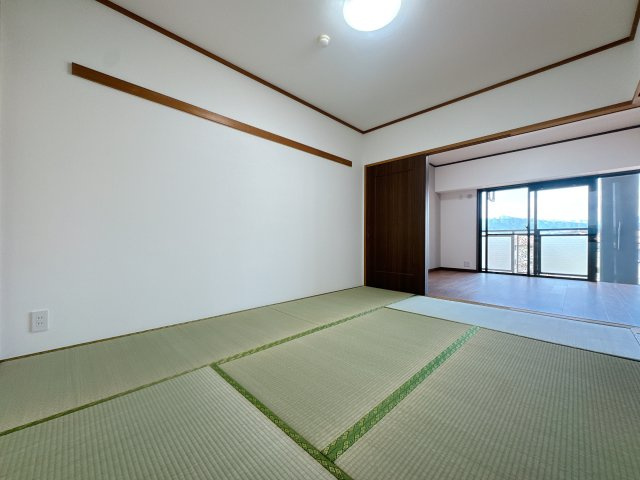 【和室】 | シティパル春日Ⅱ☆仲介手数料無料☆ | リビングから和室を見るときと、和室からリビングを見るときで、見え方違うのは当たり前なんですが、気分も少し変わるんですよ。ぜひ試しにきてください♪