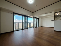 【居間・リビング】 | シティパル春日Ⅱ☆仲介手数料無料☆ | 柔らかな光と風が入り込むこの場所を、家族の笑顔と笑い声で満たせば、そのとき初めてこの空間は完成するんです。