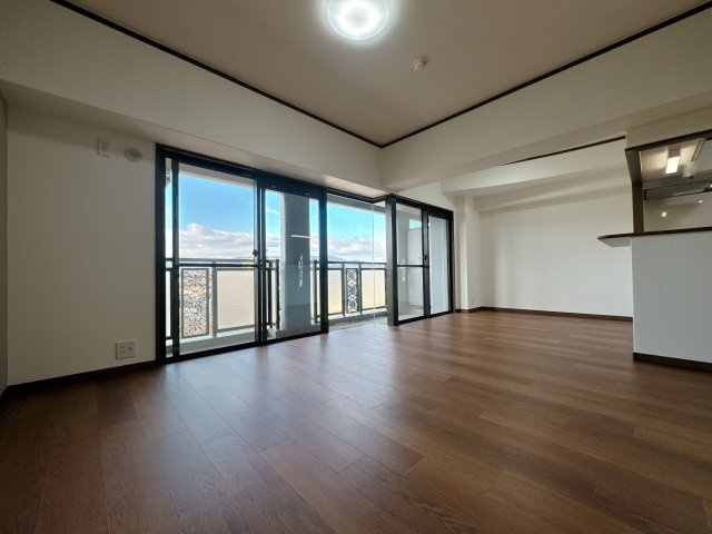 【居間・リビング】 | シティパル春日Ⅱ☆仲介手数料無料☆ | 柔らかな光と風が入り込むこの場所を、家族の笑顔と笑い声で満たせば、そのとき初めてこの空間は完成するんです。