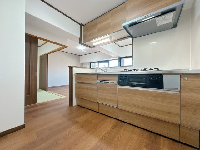 【キッチン】 | シティパル春日Ⅱ☆仲介手数料無料☆ | キッチンは食器洗浄乾燥機付きで機能的♪お洒落なキッチンに気分も上がります♪毎日使う場所だからこそ、こだわりたいですね。