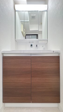 【独立洗面台】 | ロマネスク飯倉☆仲介手数料無料☆ | １日の始まりを迎える、この場所。大きな鏡と明るい照明が、眠たい朝も優しく包みます。
シャンプードレッサー仕様で、落ちた髪の毛を流すのもラクチン♪