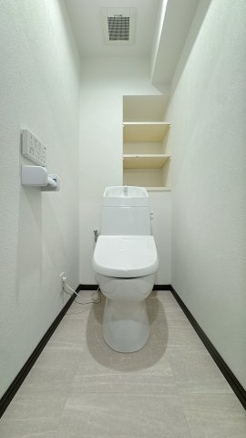 【トイレ】 | ロマネスク飯倉☆仲介手数料無料☆ | 手洗い一体型のトイレは節水効果があり、環境にもお財布にも優しい人気のタイプです。もちろんウォシュレット機能も完備しています。