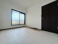 【洋室】 | ロマネスク飯倉☆仲介手数料無料☆ | 一人ひとり快適な空間は違うからこそ、家具の配置もアレンジしやすいシンプルなデザインに。