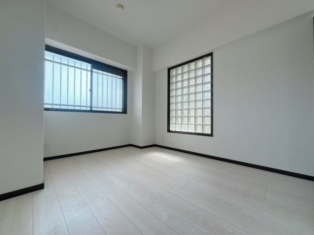 【洋室】 | ロマネスク飯倉☆仲介手数料無料☆ | たとえ。小さかろうとやっぱり窓のある・なしは大きく違うもの。あるんです。窓。差し込む光はちゃんと朝を教えてくれるみたいです。