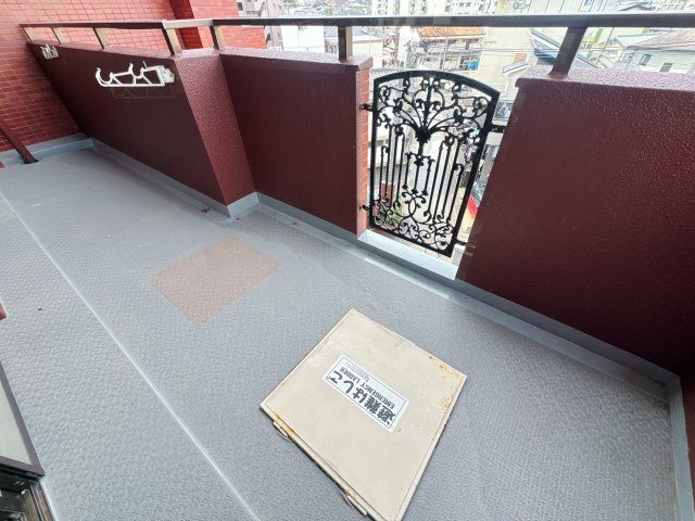 【バルコニー】 | ロマネスク飯倉☆仲介手数料無料☆ | お隣との距離も十分開けて、光や風を遮りません。