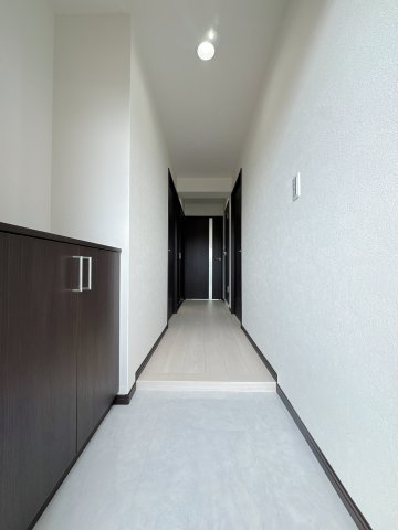 【玄関】 | ロマネスク飯倉☆仲介手数料無料☆ | 玄関は光沢のある床材で、汚れもとても落としやすい。こういうちょっとした気遣いが長く住むと効いてくるんです。