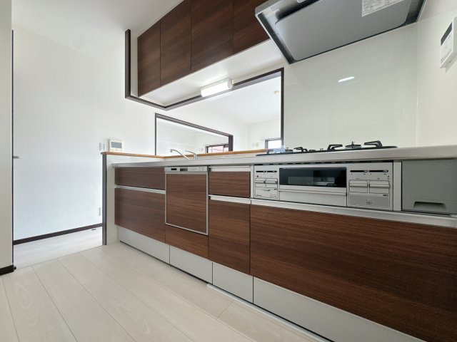 【キッチン】 | ロマネスク飯倉☆仲介手数料無料☆ | 機能性とデザイン性を両立させた、リノベーション物件ならではの素敵なキッチン。立ってみるとそれがよく分かります♪