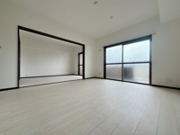 【居間・リビング】 | ロマネスク飯倉☆仲介手数料無料☆ | ゆっくりくつろげるLDKは大きな窓からたっぷりの日差しが取り込める心地の良い空間。日中は明かりが無くても過ごせます。