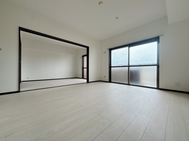 【居間・リビング】 | ロマネスク飯倉☆仲介手数料無料☆ | ゆっくりくつろげるLDKは大きな窓からたっぷりの日差しが取り込める心地の良い空間。日中は明かりが無くても過ごせます。