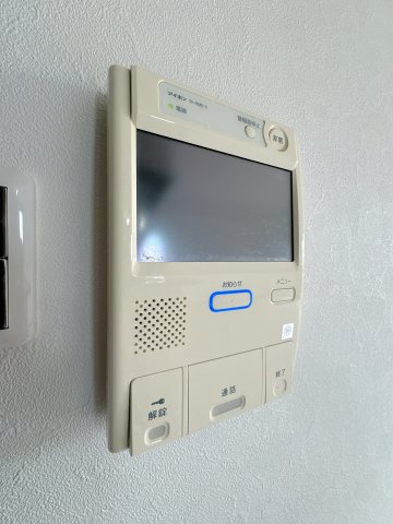 【防犯設備】 | ロマネスク飯倉☆仲介手数料無料☆ | モニター付きのインターホンを備えています♪訪問者の顔をしっかりチェックすることができますね。