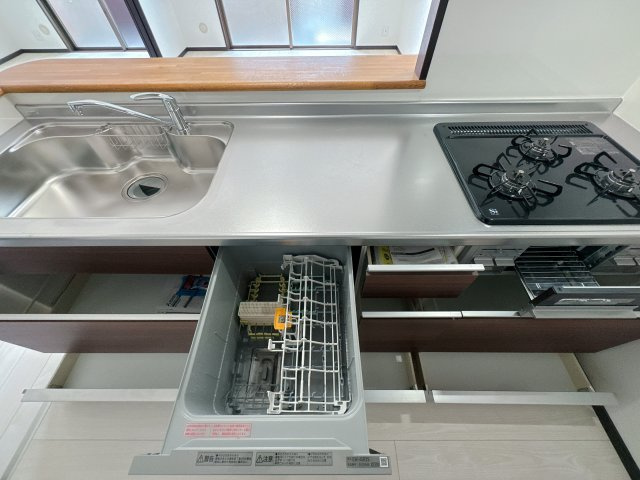 【キッチン】 | ロマネスク飯倉☆仲介手数料無料☆ | 機能性とデザイン性を両立させた、リノベーション物件ならではの素敵なキッチン。立ってみるとそれがよく分かります♪