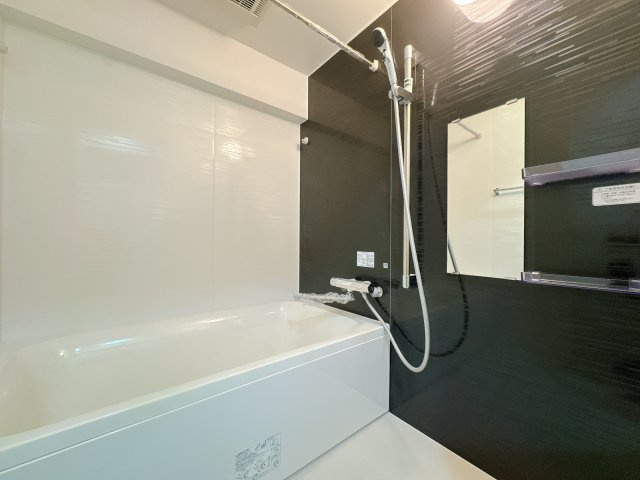 【浴室】 | ロマネスク飯倉☆仲介手数料無料☆ | 高級感溢れる新品交換済みのバスルームで、一日の疲れをいやしてください♪