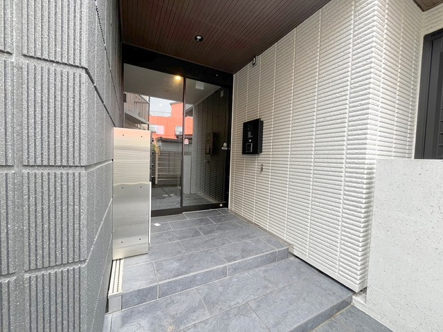 横浜市西区西戸部町２丁目の賃貸マンションのエントランス