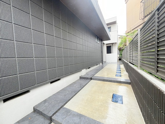 横浜市西区西戸部町２丁目の賃貸マンションのエントランス