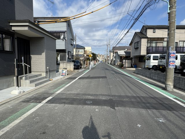 葛飾区西水元４丁目新築戸建【幸田小学校：8分】の前面道路含む現地写真|東側前面道路・幅員約8ｍ