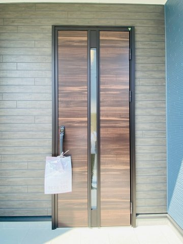 リーブルガーデン／東区京塚本町第四／１号棟のエントランス|開放感のある玄関。雨の日でも濡れずに宅配の荷物が受け取れます。