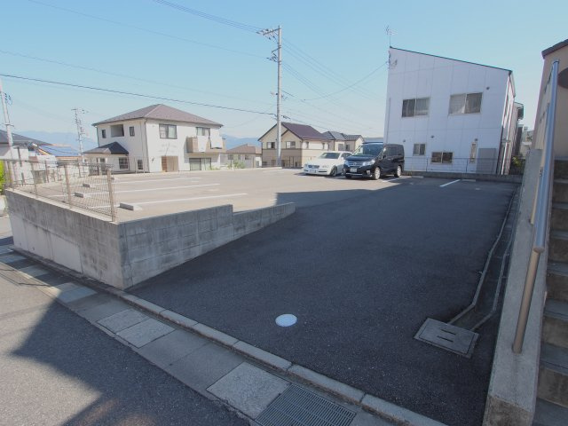 シャレーミヤモトCの駐車場