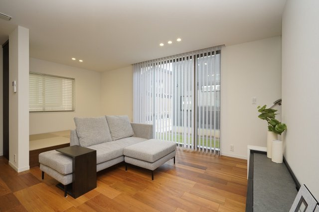 宮場町MJプラザB棟の居間・リビング|リビング②