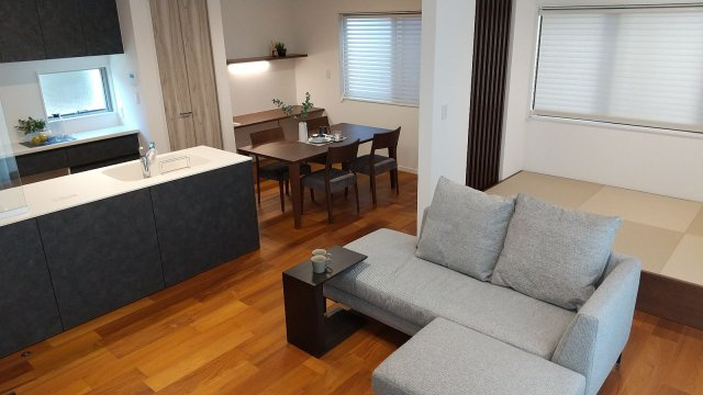 宮場町MJプラザB棟の居間・リビング|リビングダイニング①