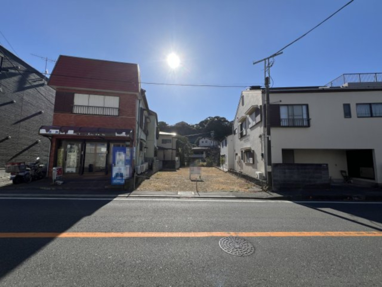 海まで徒歩５分！３路線利用可能な海近の売地の前面道路含む現地写真
