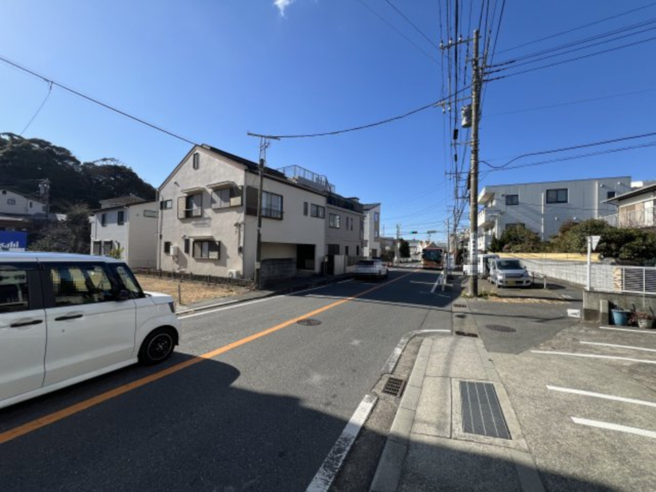 海まで徒歩５分！３路線利用可能な海近の売地の前面道路含む現地写真
