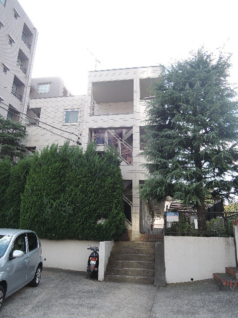 メゾン鶴ヶ峰の駐車場