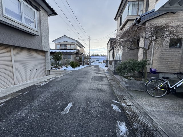 東区空港西2丁目　中古戸建の前面道路含む現地写真